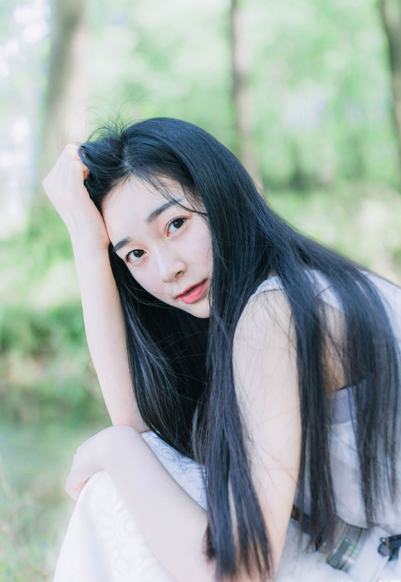 我早就想通了，人们埋怨一成不变，但也埋怨居无定所，人们其实都无所谓，只是要给日子找点岔子而已，似乎只有违背现在的生活，才真正懂得了生活，生活就是一个婊子一个戏子一个你能想到的—切，你所有的比喻就往里面扔吧，你总是对的。因为生活太强大了，最强者总是懒得跟你反驳，甚至任你修饰，然后悄悄地把锅盖盖住。——韩寒《我想和这个世界谈谈》